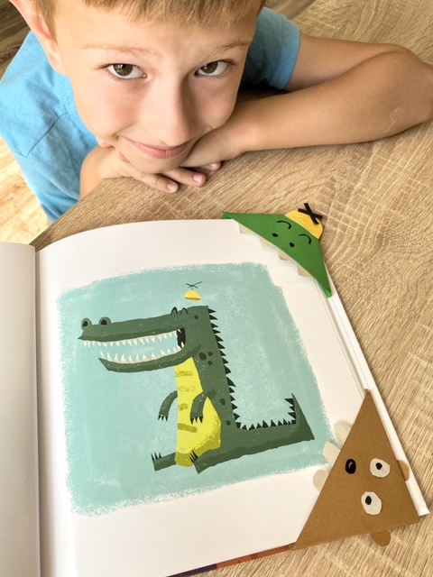 Zakładki do książki dla dzieci - chłopiec i jego książka z zakładkami