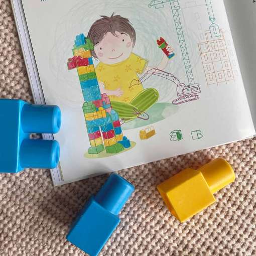 bajka dla dzieci jesteś dla mnie wyjątkowy - dziecko buduje z klocków lego