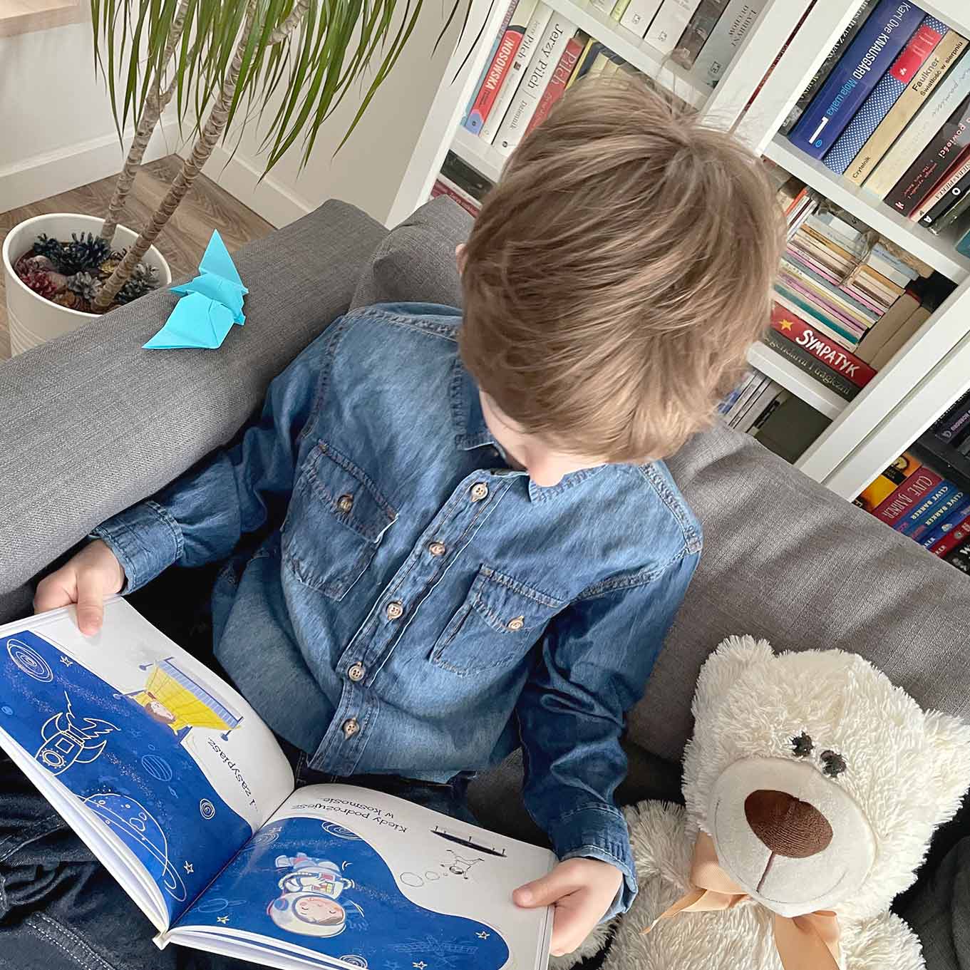poręczny wymiar bajki dla dzieci - chłopiec czyta