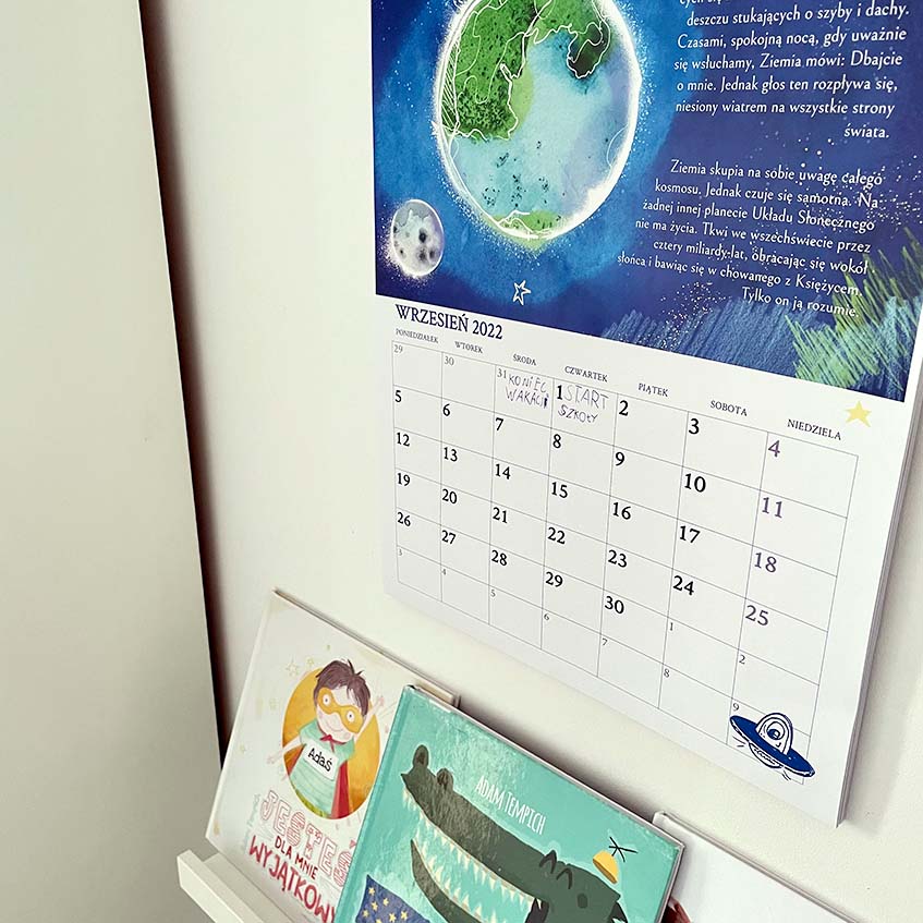 kalendarz dla dzieci wypełniony wisi na ścianie pokoju dziecka